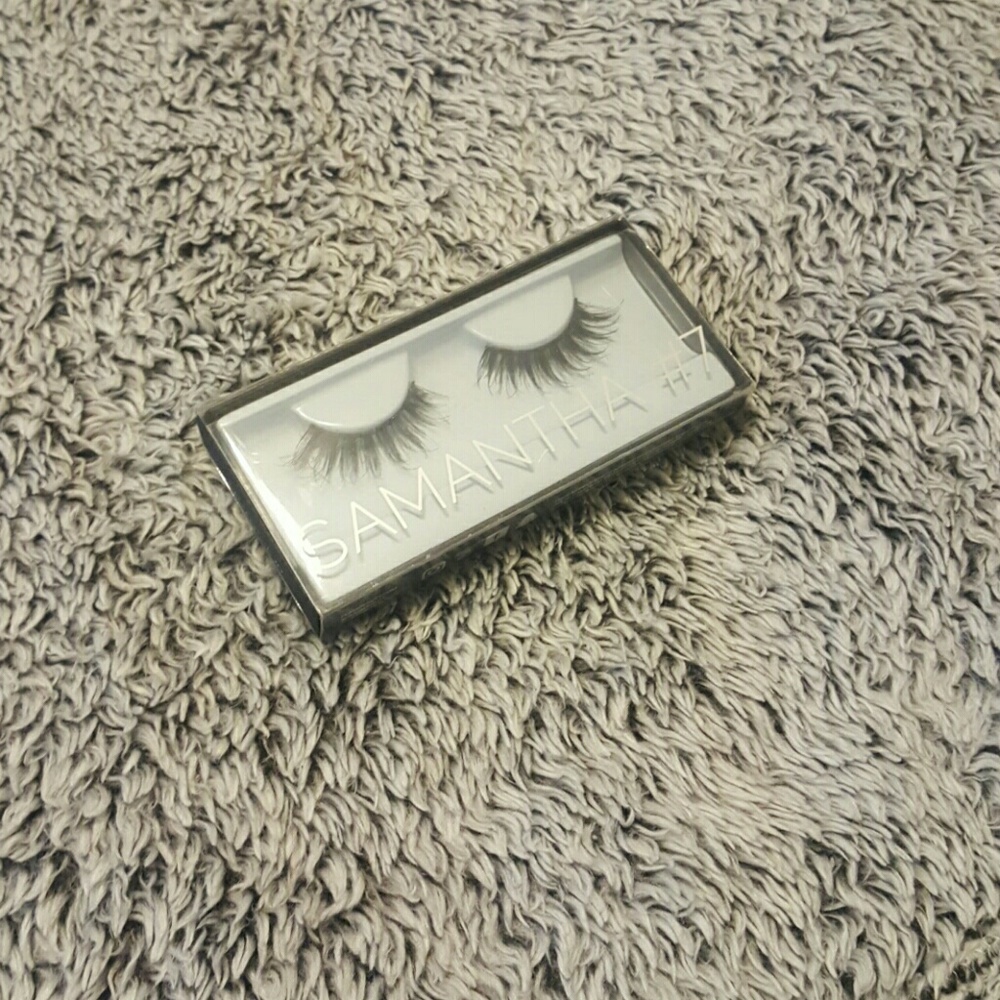 Huda  Beauty Lashes